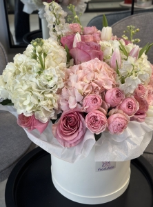 Композиция в коробке Муза: изысканная симфония лепестков kompozitsiya-v-korobke-muza:-izyskannaya-simfoniya-lepestkov