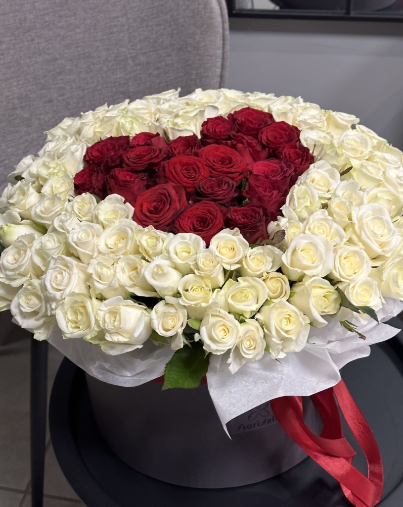 Композиция в коробке Love is: прямой путь к сердцу kompozitsiya-v-korobke-love-is:-pryamoy-puty-k-serdtsu