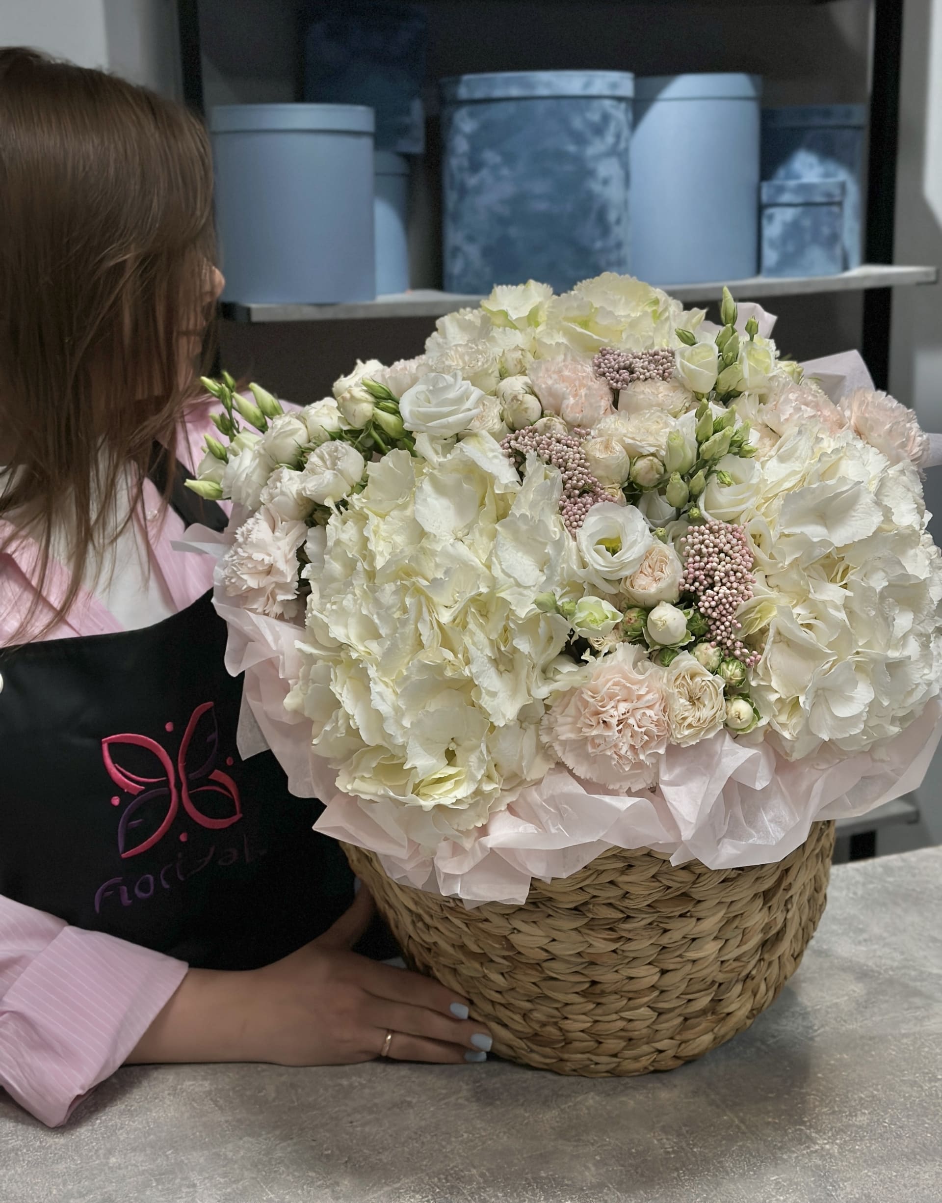 Композиция в корзине Парадайз: райское сочетание оттенков kompozitsiya-v-korzine-paradayz:-rayskoe-sochetanie-ottenkov