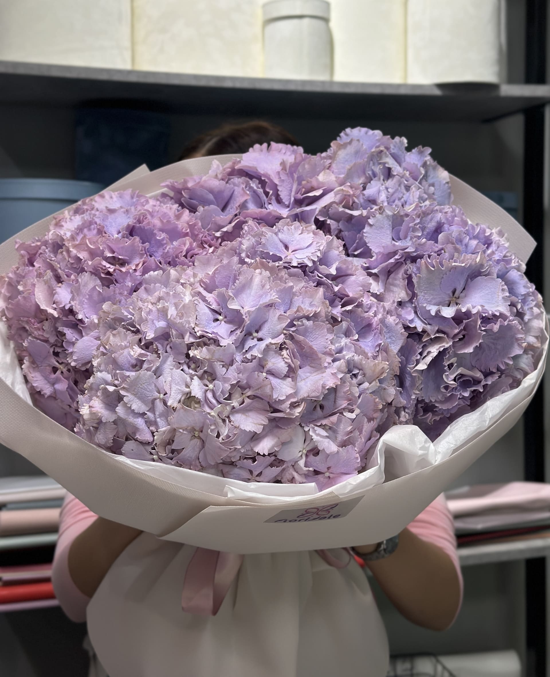 Букет из гортензий Лавандовое Облако: цветочная версия первого поцелуя buket-iz-gortenziy-lavandovoe-oblako:-tsvetochnaya-versiya-pervogo-potseluya